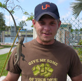 Student catches an invasive curlytail lizard